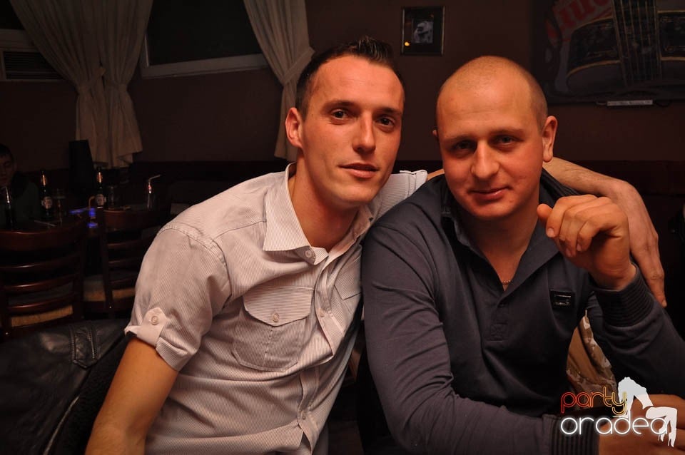Glow Night Party continuă în Chanson,