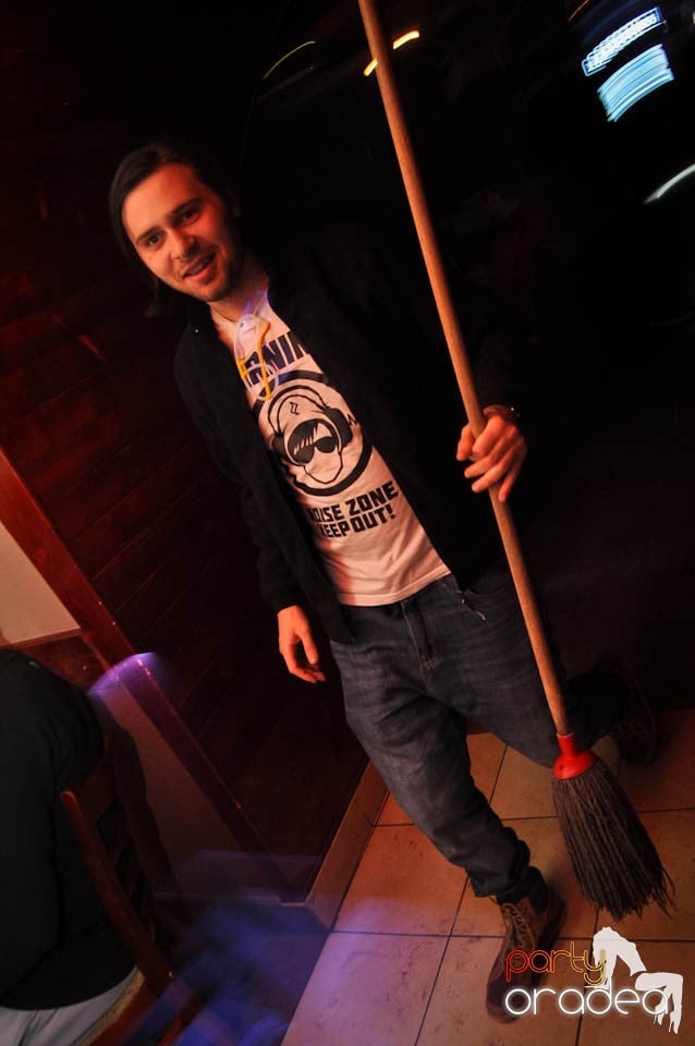 Glow Night Party continuă în Chanson,