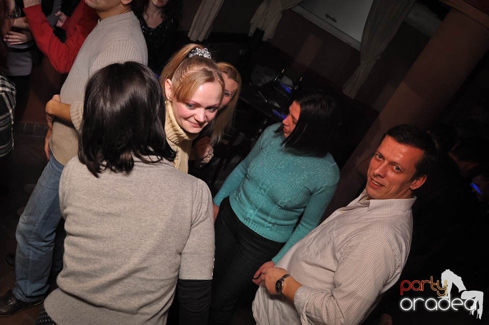 Glow Night Party continuă în Chanson,