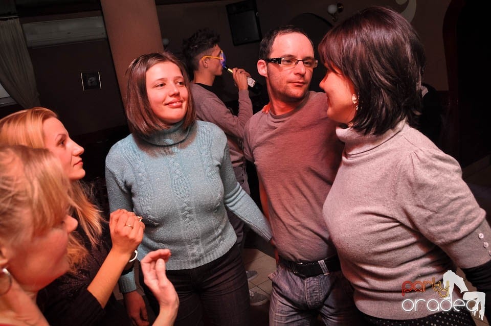 Glow Night Party continuă în Chanson,