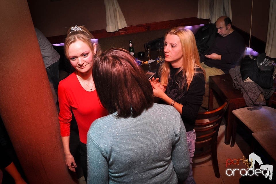 Glow Night Party continuă în Chanson,