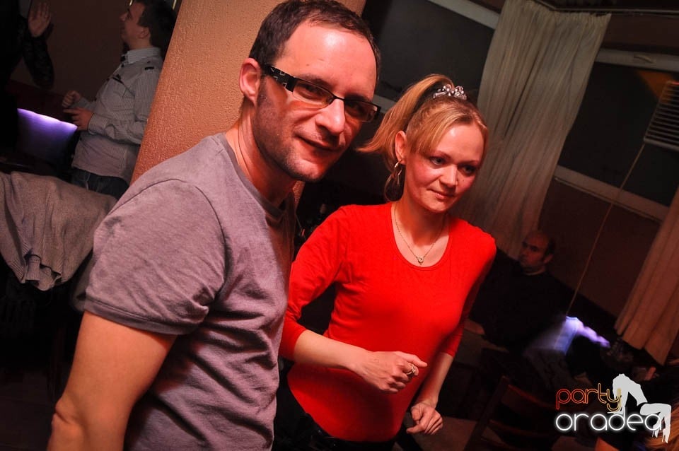 Glow Night Party continuă în Chanson,