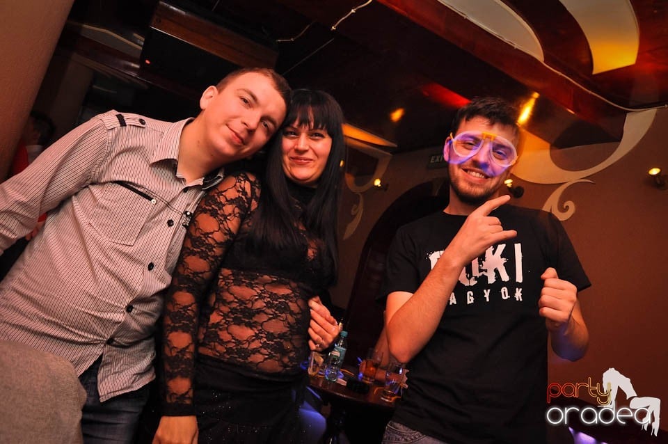 Glow Night Party continuă în Chanson,