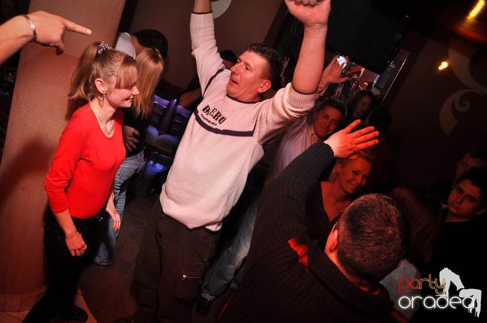 Glow Night Party continuă în Chanson,