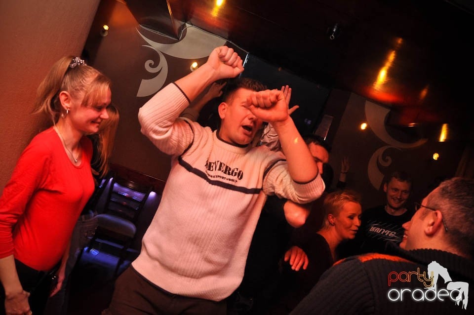 Glow Night Party continuă în Chanson,
