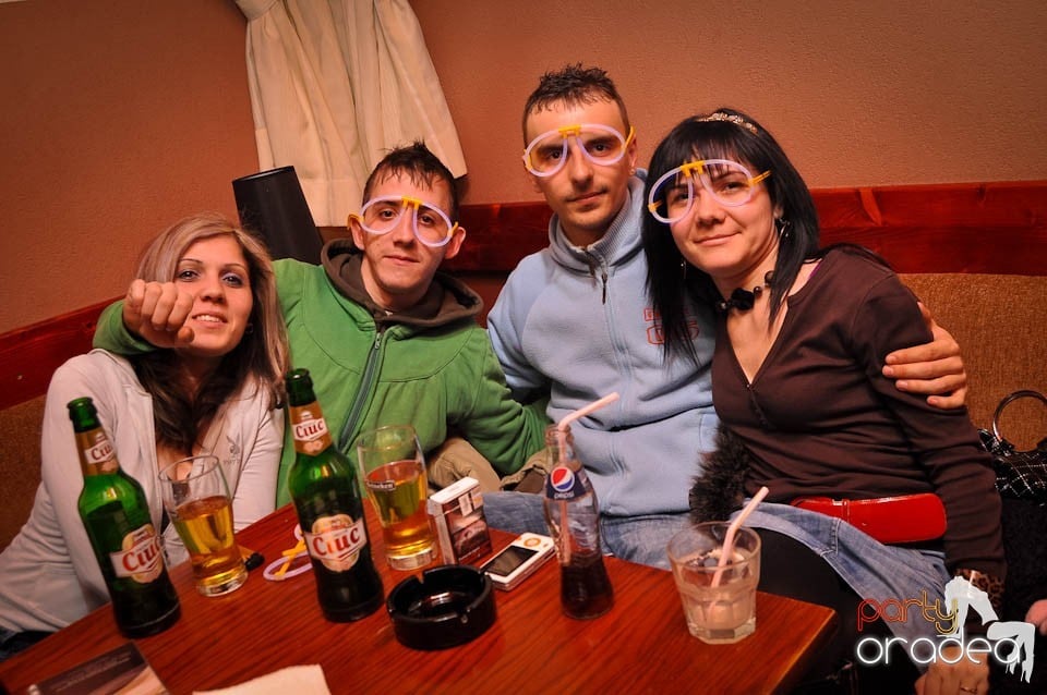 Glow Night Party continuă în Chanson,