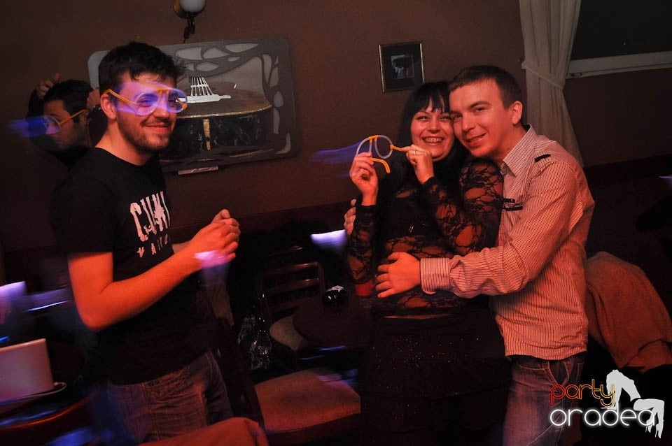 Glow Night Party continuă în Chanson,