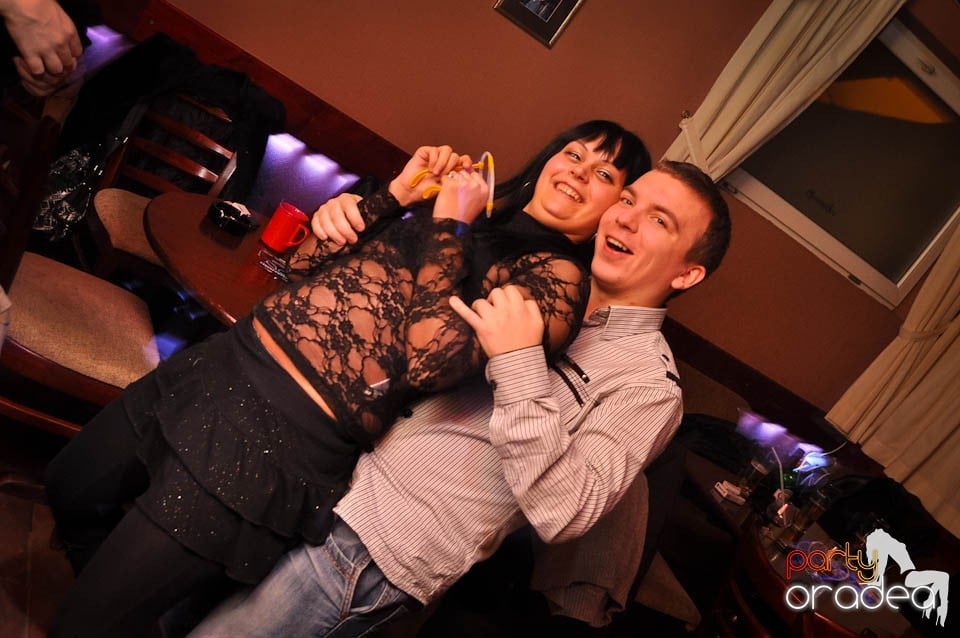 Glow Night Party continuă în Chanson,