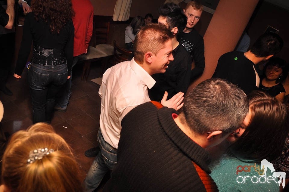 Glow Night Party continuă în Chanson,