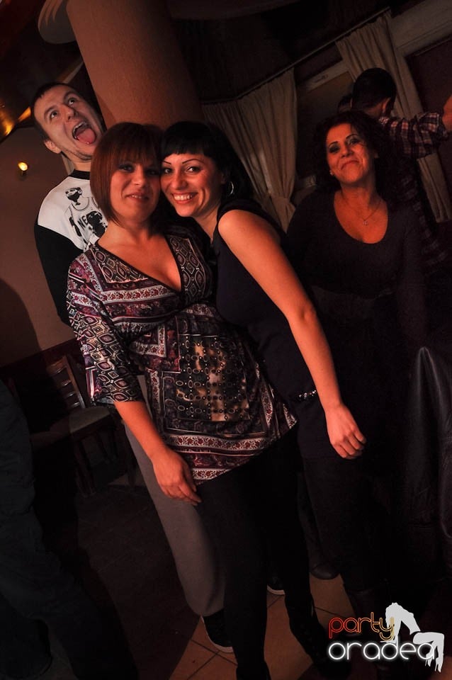 Glow Night Party continuă în Chanson,