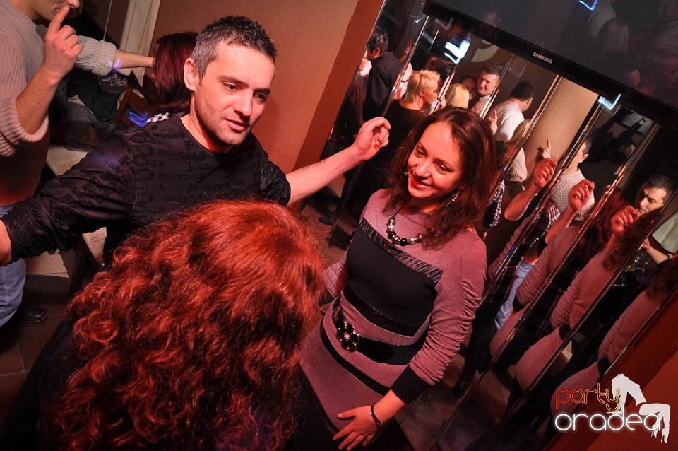 Glow Night Party continuă în Chanson,