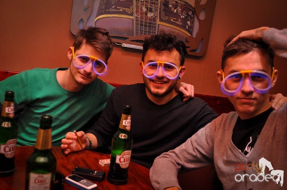 Glow Night Party continuă în Chanson,