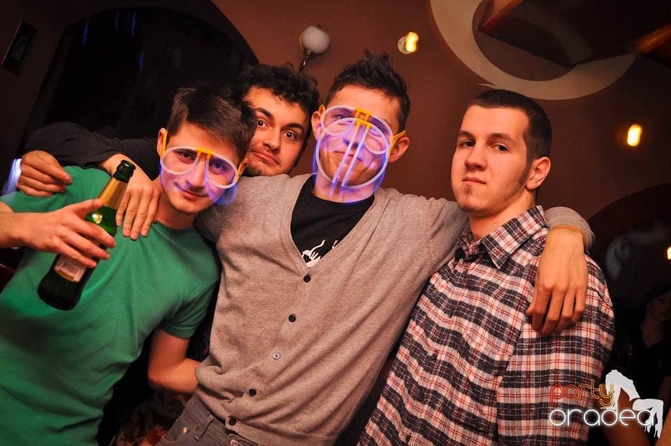 Glow Night Party continuă în Chanson,