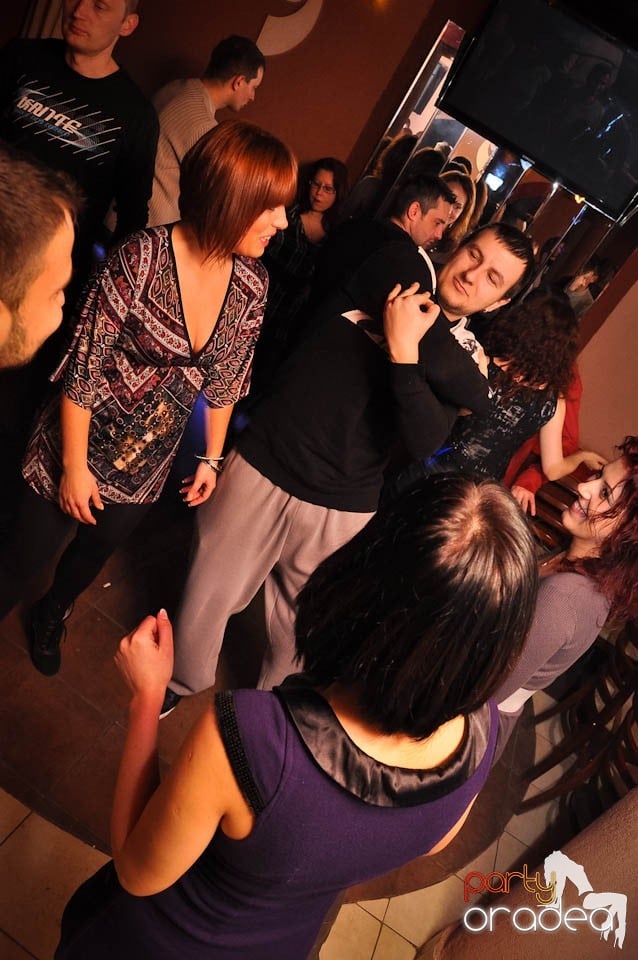Glow Night Party continuă în Chanson,