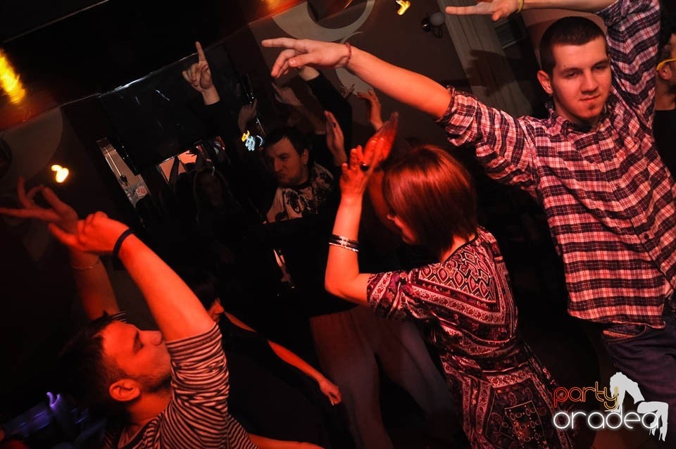 Glow Night Party continuă în Chanson,