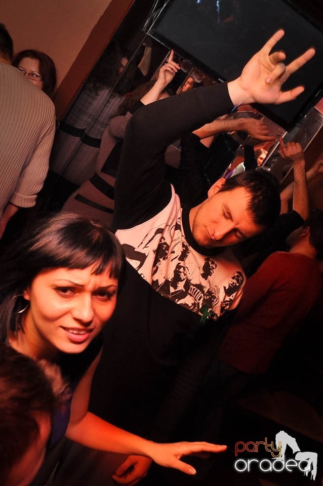 Glow Night Party continuă în Chanson,