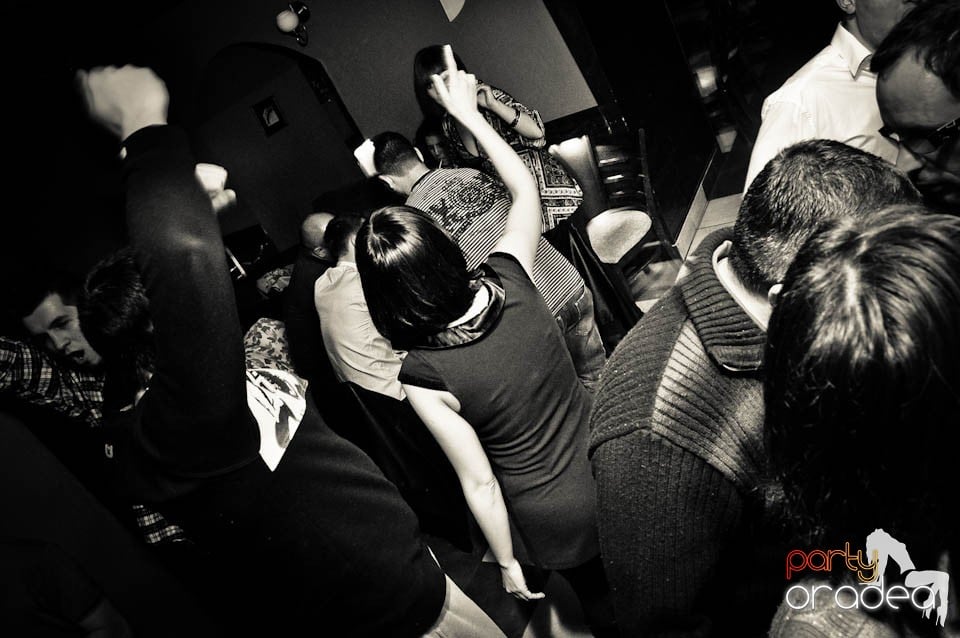 Glow Night Party continuă în Chanson,