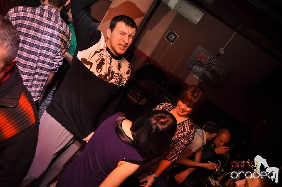 Glow Night Party continuă în Chanson,