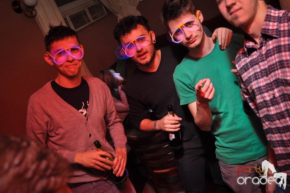 Glow Night Party continuă în Chanson,