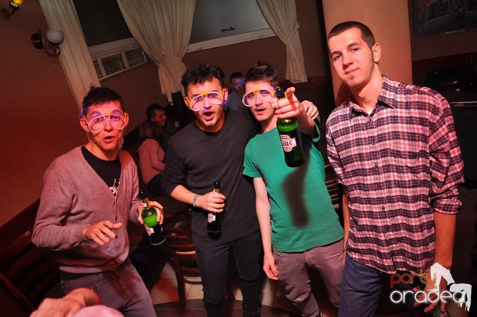 Glow Night Party continuă în Chanson,