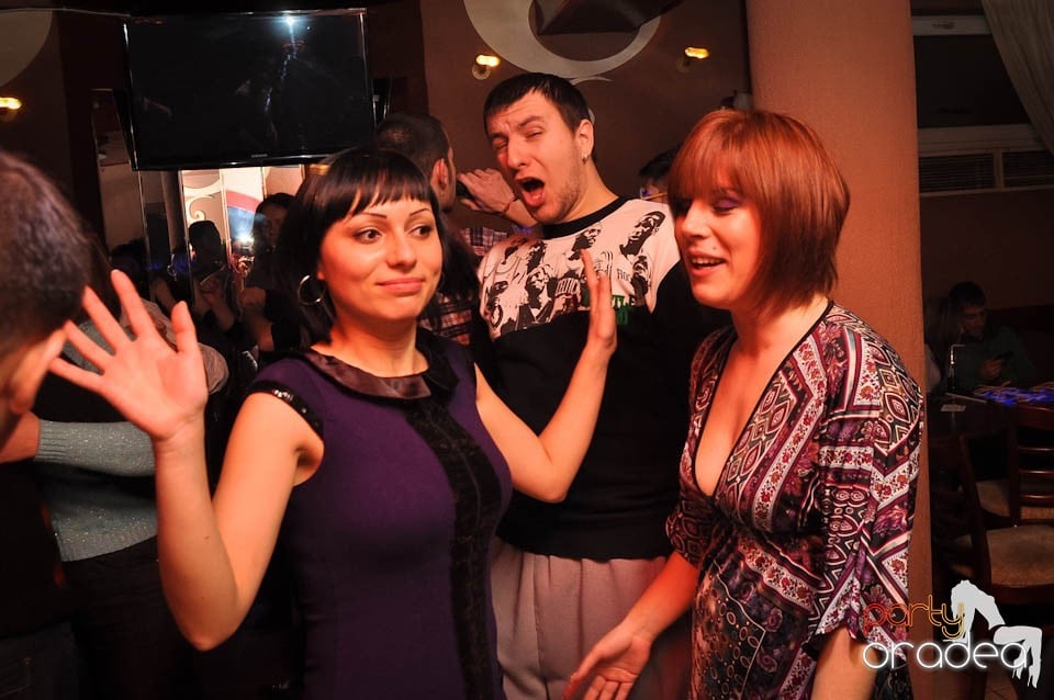 Glow Night Party continuă în Chanson,
