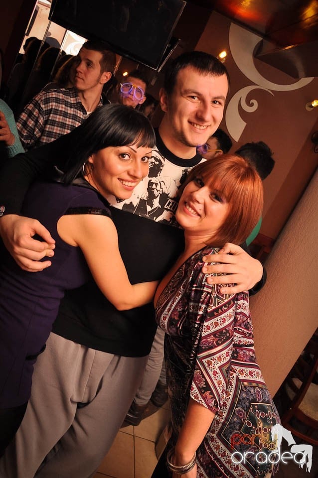Glow Night Party continuă în Chanson,