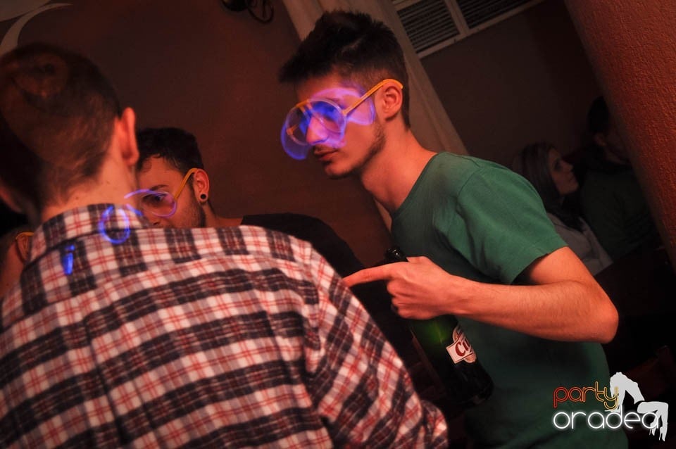 Glow Night Party continuă în Chanson,