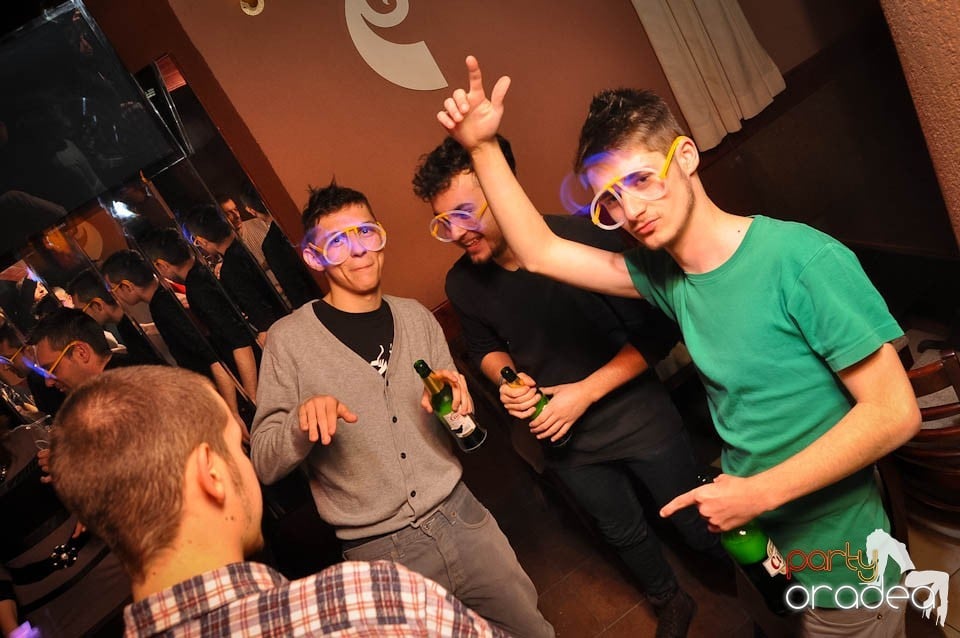 Glow Night Party continuă în Chanson,