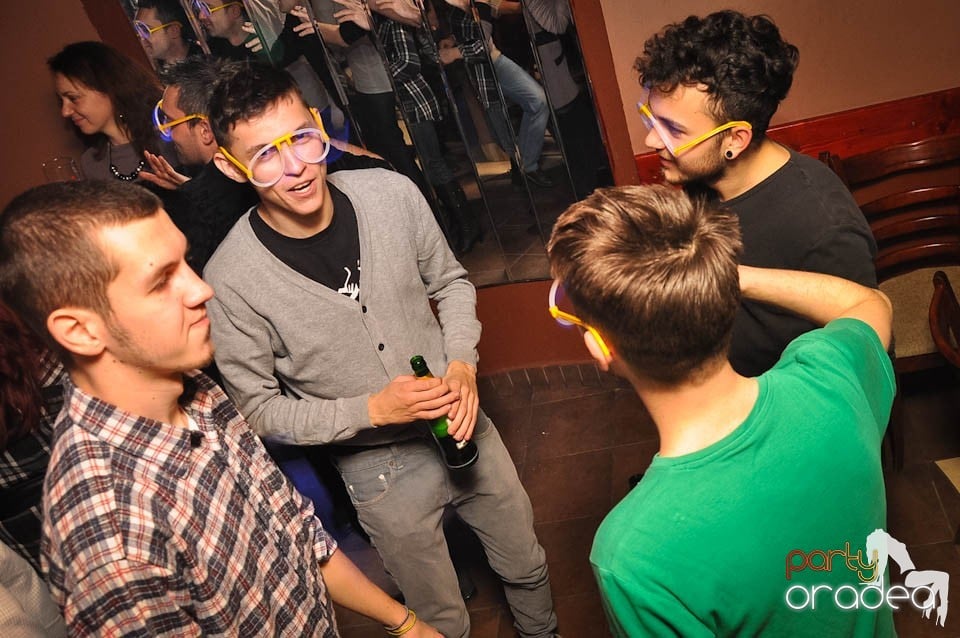Glow Night Party continuă în Chanson,