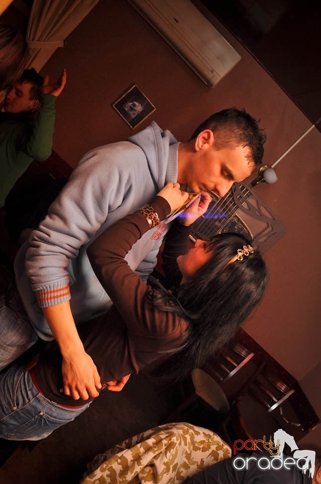Glow Night Party continuă în Chanson,