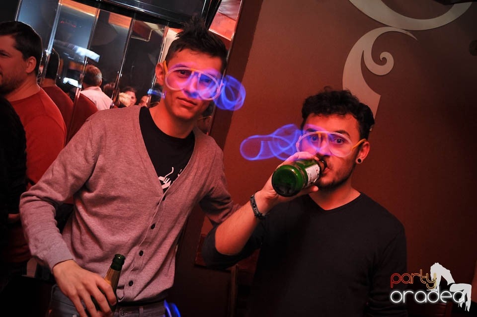 Glow Night Party continuă în Chanson,