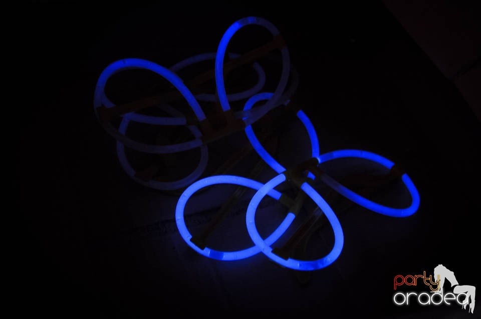 Glow Night Party continuă în Chanson,