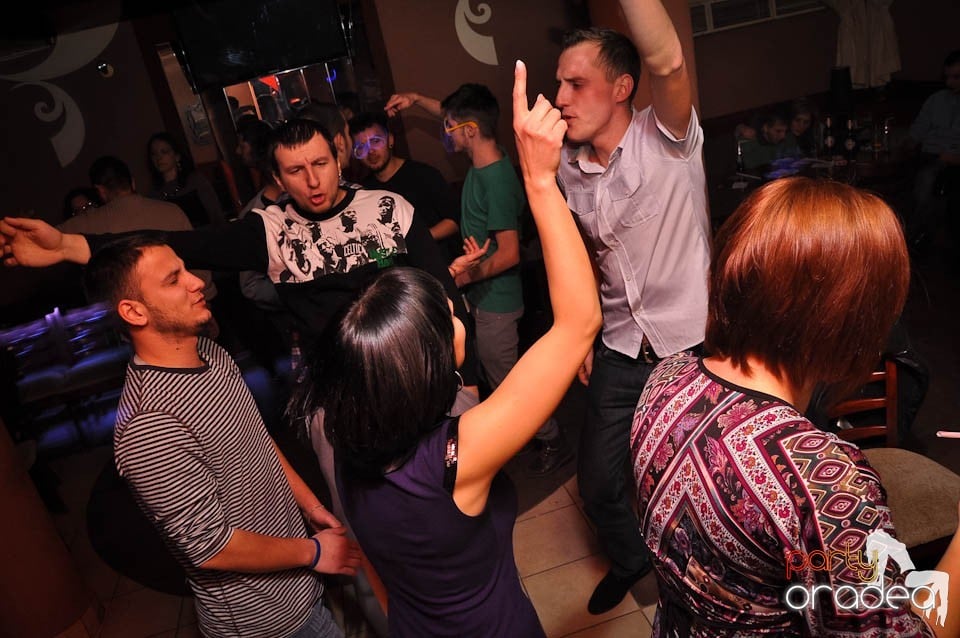 Glow Night Party continuă în Chanson,