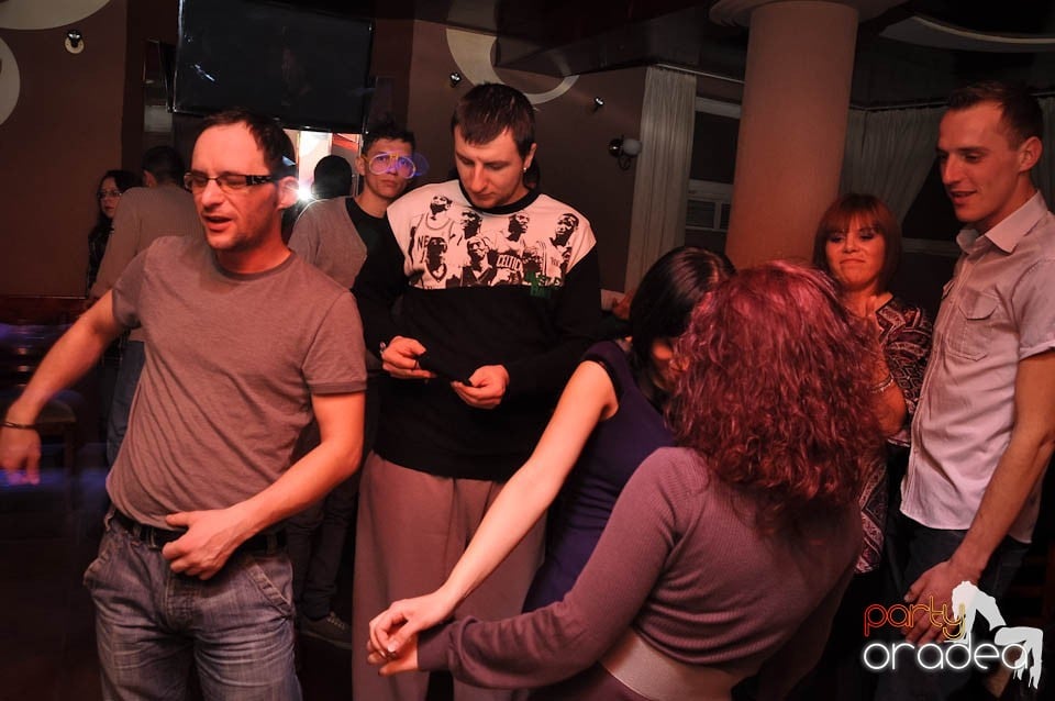 Glow Night Party continuă în Chanson,