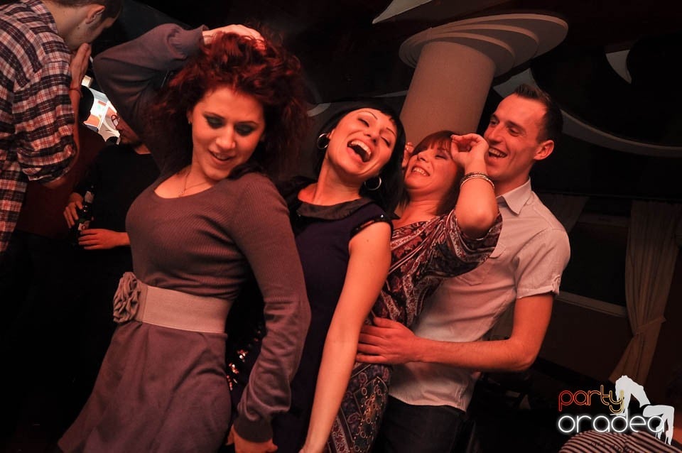 Glow Night Party continuă în Chanson,