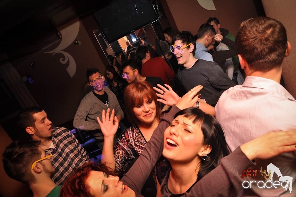 Glow Night Party continuă în Chanson,