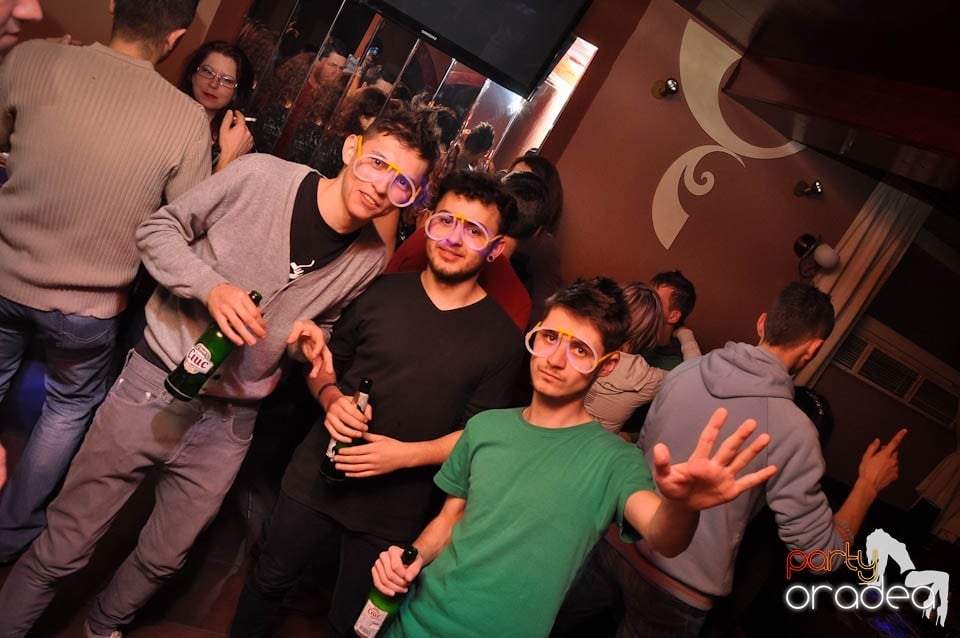 Glow Night Party continuă în Chanson,