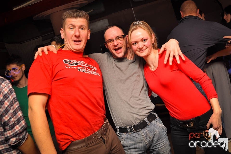 Glow Night Party continuă în Chanson,