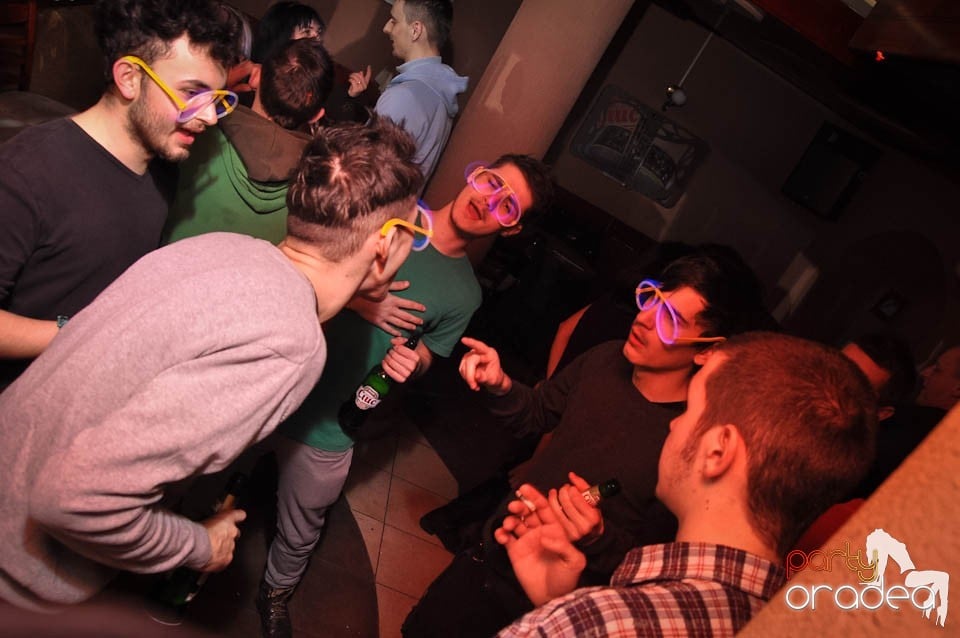 Glow Night Party continuă în Chanson,