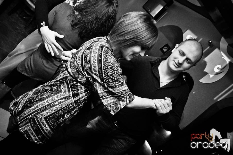 Glow Night Party continuă în Chanson,