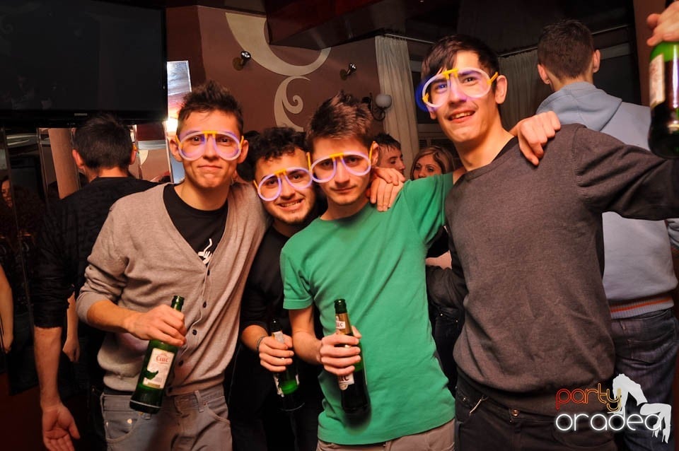 Glow Night Party continuă în Chanson,