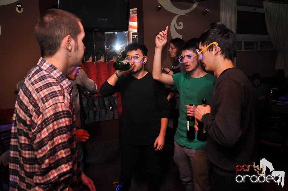 Glow Night Party continuă în Chanson,