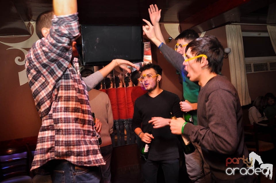 Glow Night Party continuă în Chanson,