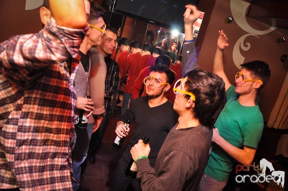 Glow Night Party continuă în Chanson,