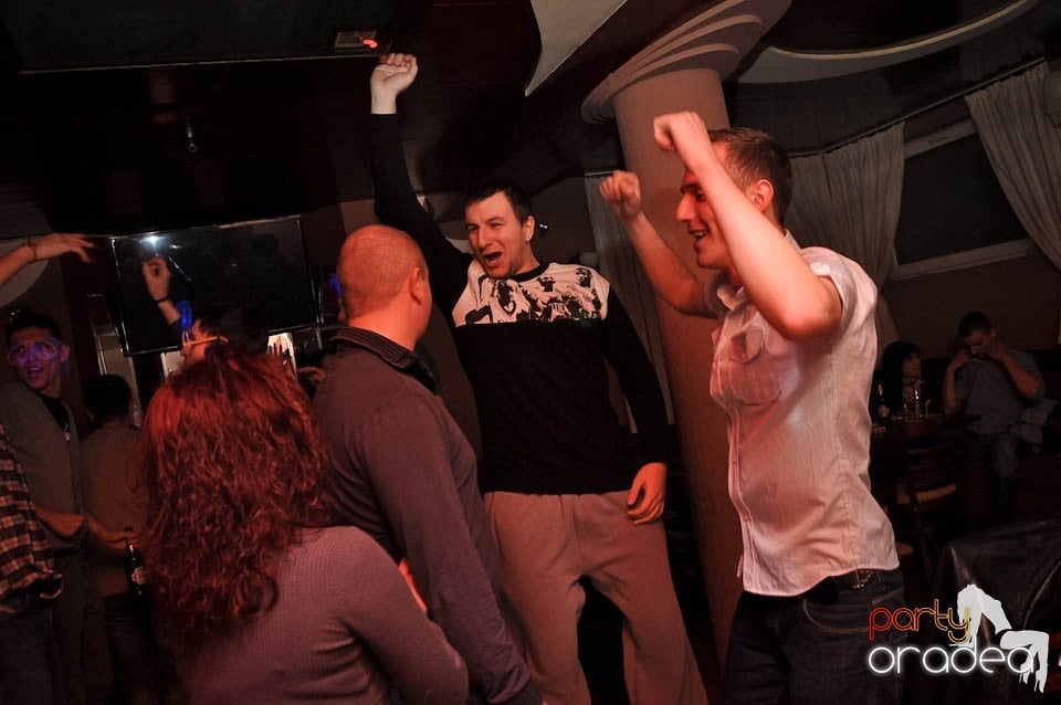 Glow Night Party continuă în Chanson,