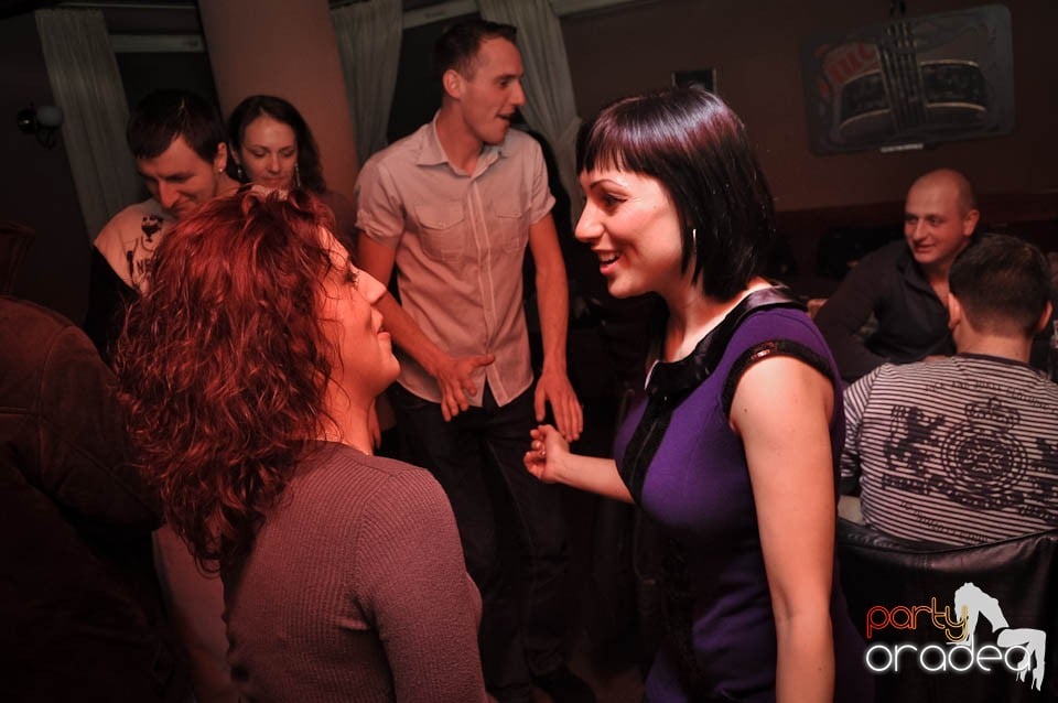 Glow Night Party continuă în Chanson,