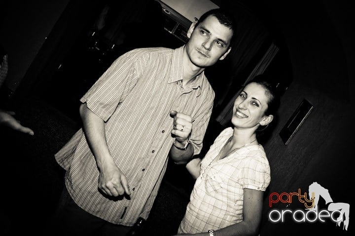 Glow Night Party sâmbătă,