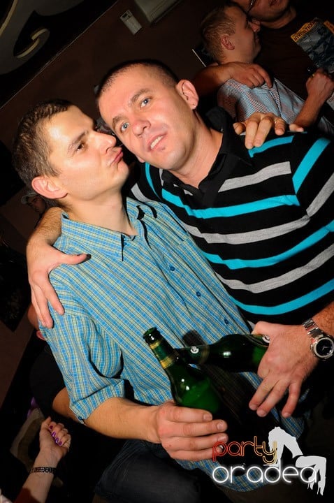 Glow Night Party sâmbătă,