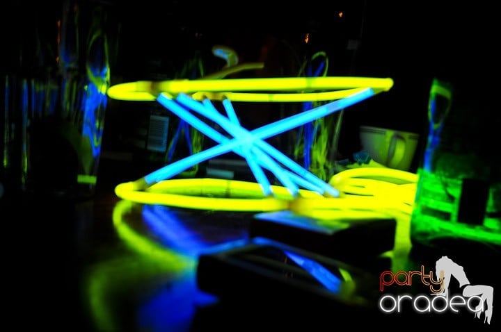 Glow Night Party sâmbătă,