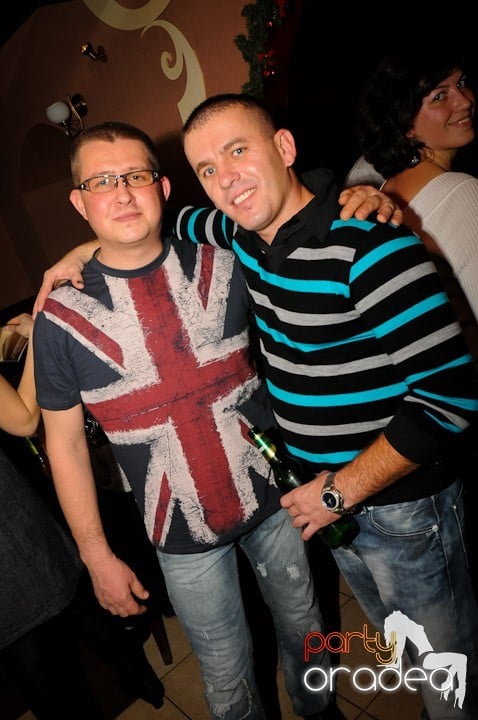 Glow Night Party sâmbătă,